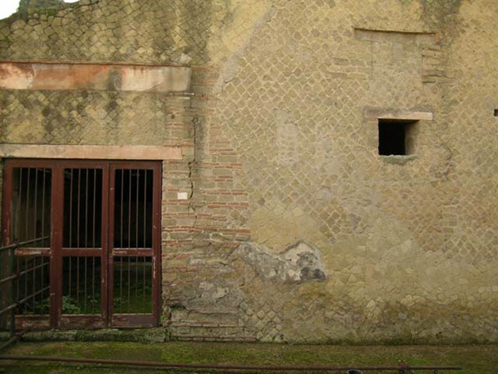 Ins Or II, 9, Herculaneum. December 2004. Façade on south side of doorway. Photo courtesy of Nicolas Monteix.